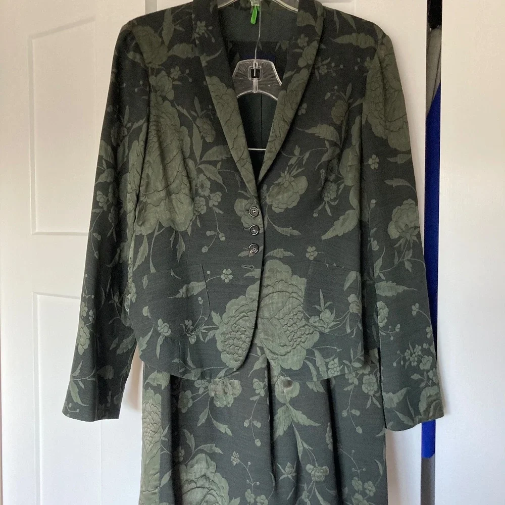 Italian Designer Piazza Sempione green wool crepe and silk blend suit, size 10 - Picture 1 of 5